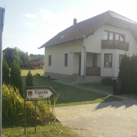 Zalakarosi Egerfa Nyaralohaz Foeldszinti Es Emeleti Apartman Exterior photo
