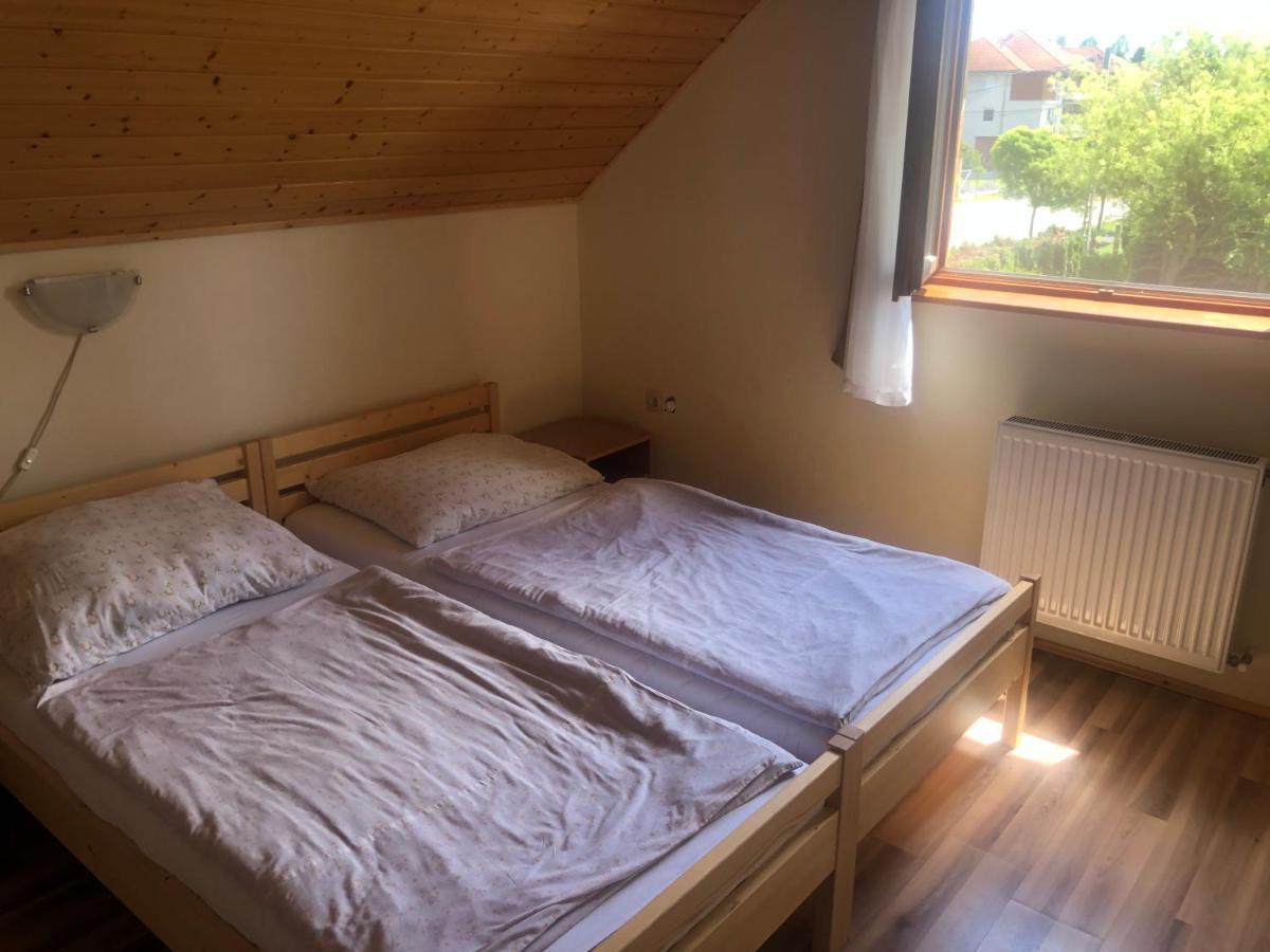 Zalakarosi Egerfa Nyaralohaz Foeldszinti Es Emeleti Apartman Exterior photo