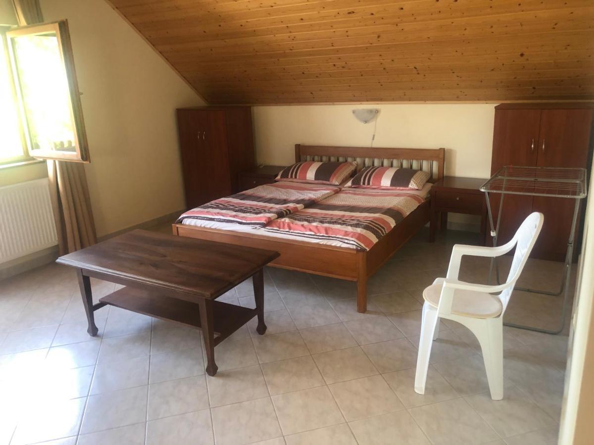 Zalakarosi Egerfa Nyaralohaz Foeldszinti Es Emeleti Apartman Exterior photo