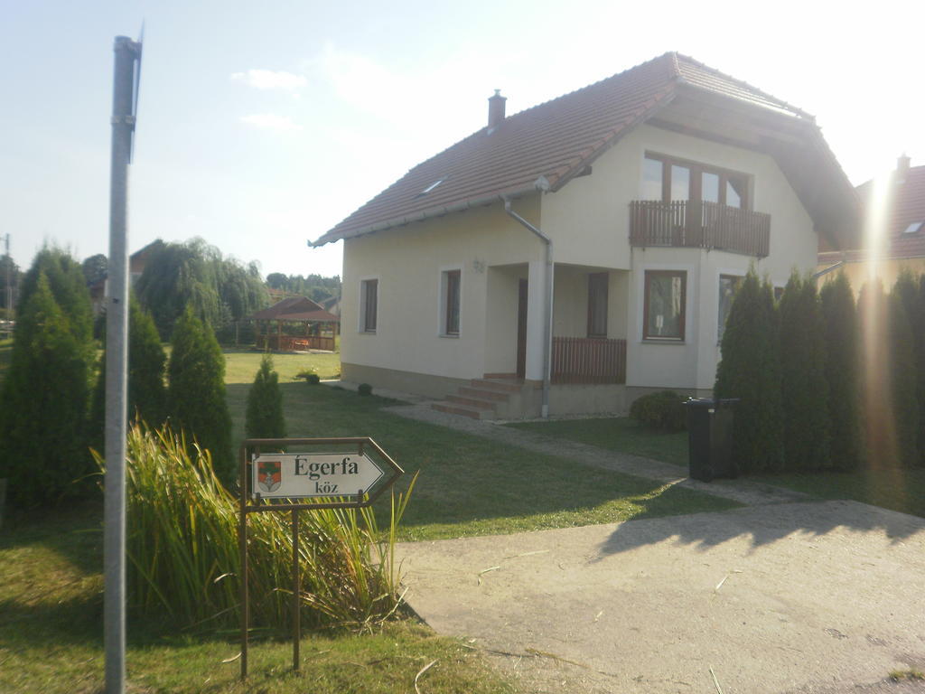 Zalakarosi Egerfa Nyaralohaz Foeldszinti Es Emeleti Apartman Exterior photo