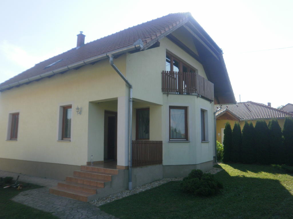 Zalakarosi Egerfa Nyaralohaz Foeldszinti Es Emeleti Apartman Exterior photo