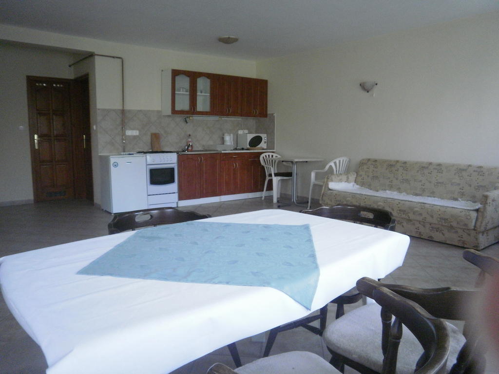 Zalakarosi Egerfa Nyaralohaz Foeldszinti Es Emeleti Apartman Room photo