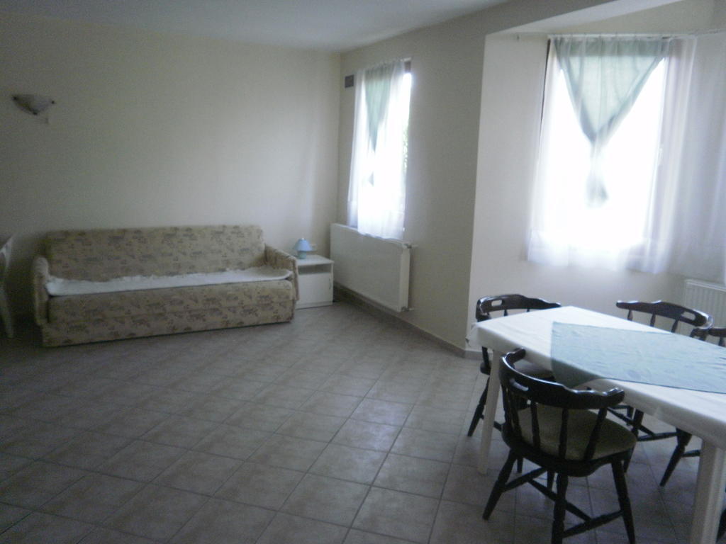 Zalakarosi Egerfa Nyaralohaz Foeldszinti Es Emeleti Apartman Room photo