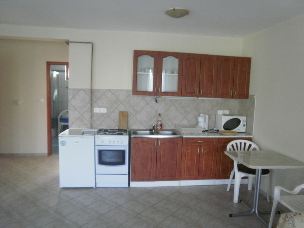 Zalakarosi Egerfa Nyaralohaz Foeldszinti Es Emeleti Apartman Room photo