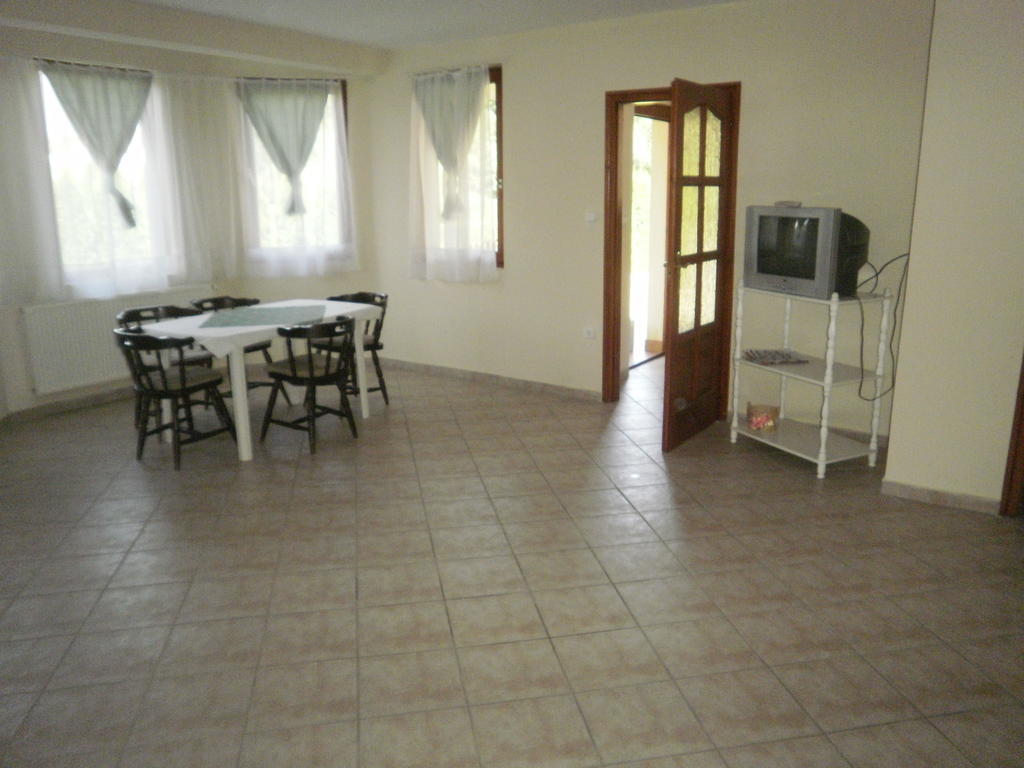 Zalakarosi Egerfa Nyaralohaz Foeldszinti Es Emeleti Apartman Room photo