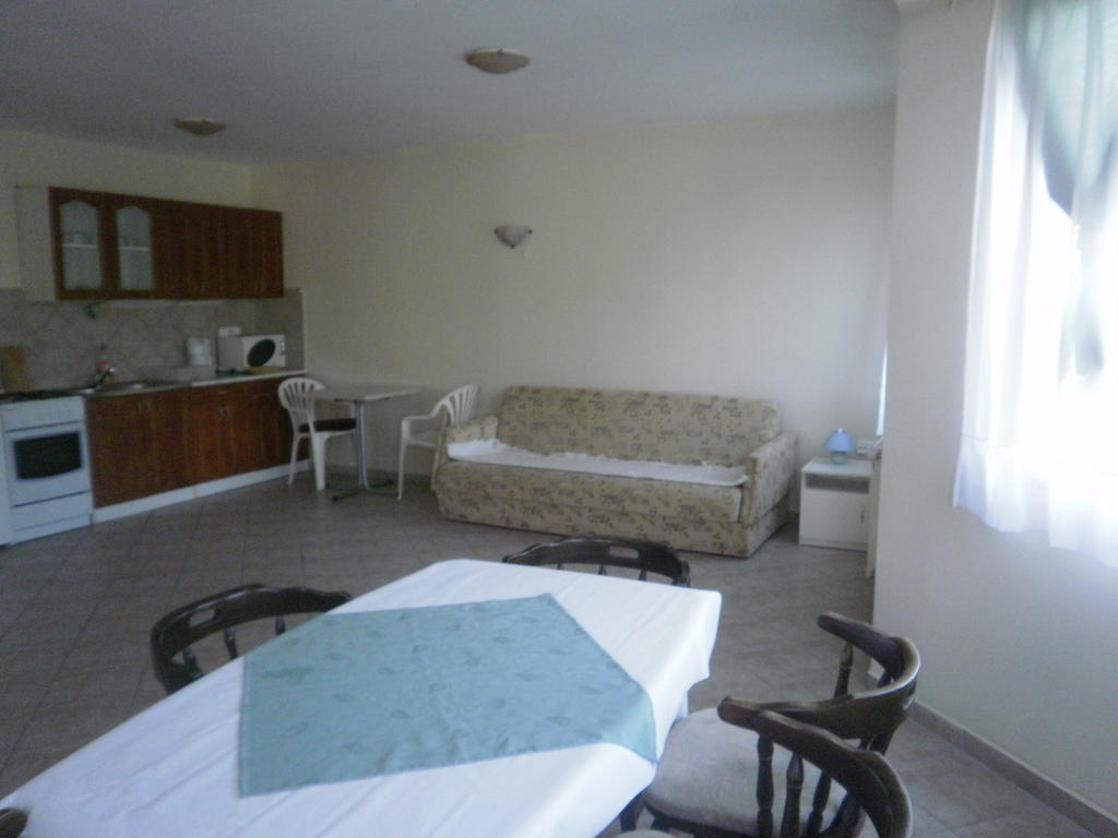 Zalakarosi Egerfa Nyaralohaz Foeldszinti Es Emeleti Apartman Room photo