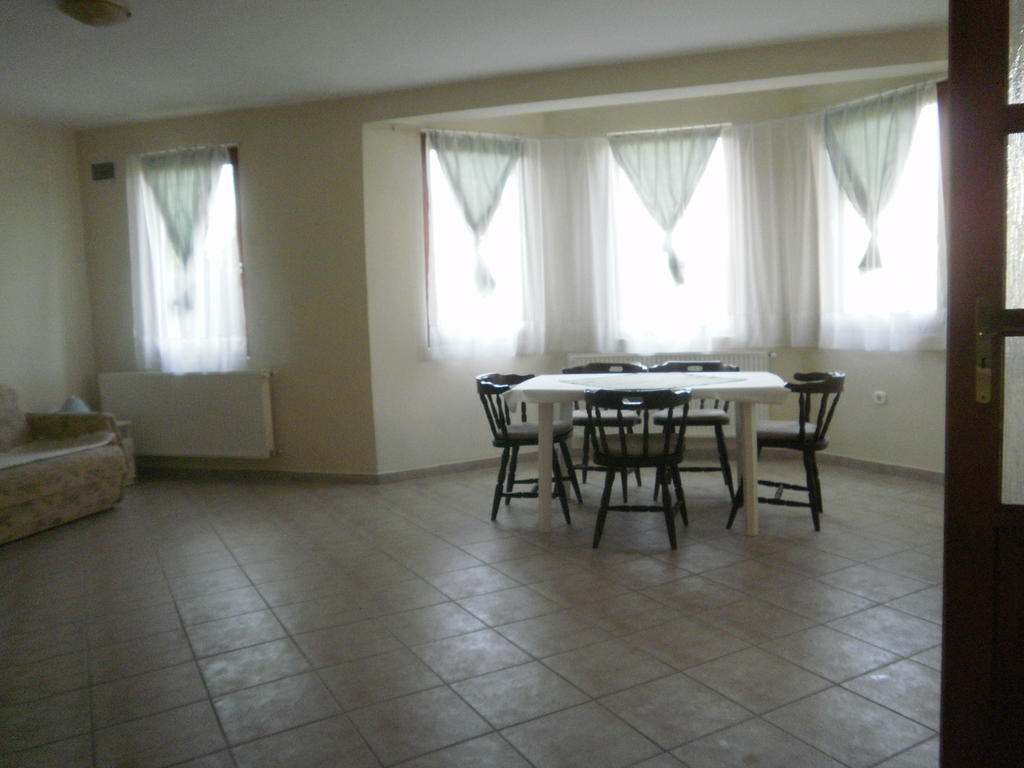 Zalakarosi Egerfa Nyaralohaz Foeldszinti Es Emeleti Apartman Room photo