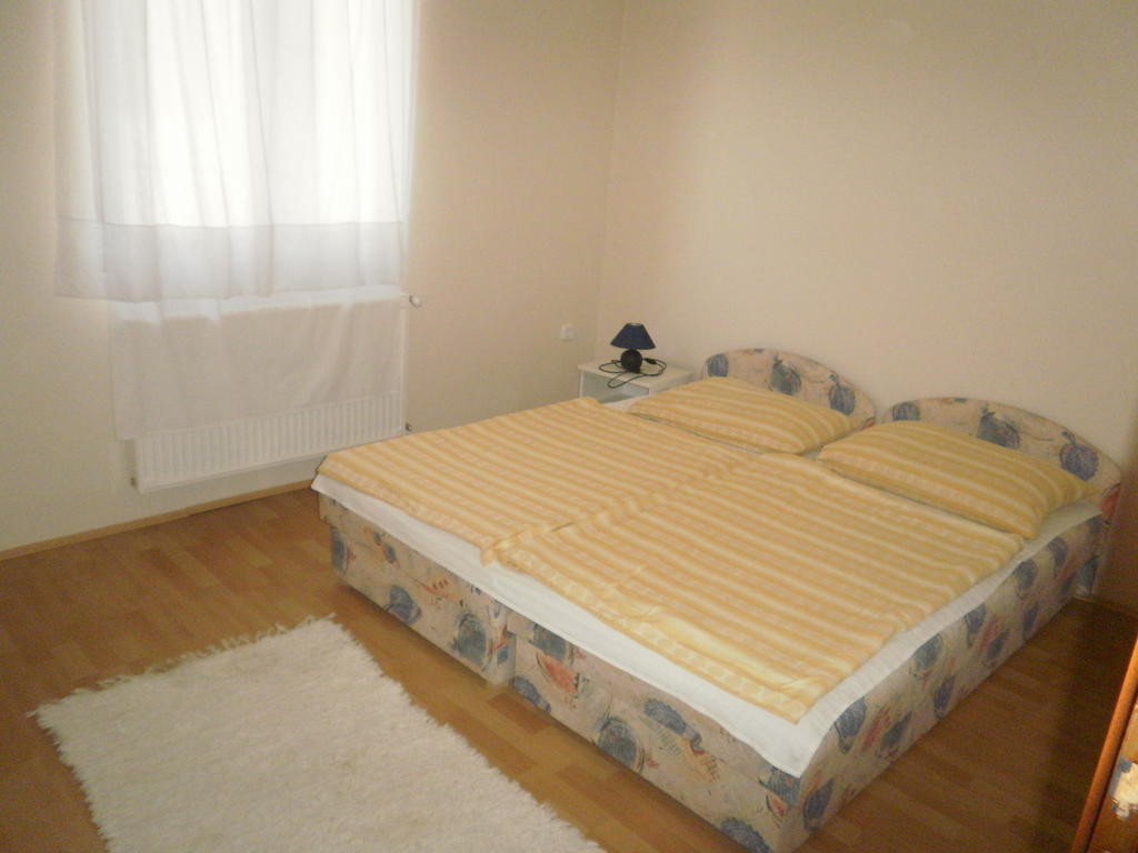 Zalakarosi Egerfa Nyaralohaz Foeldszinti Es Emeleti Apartman Room photo