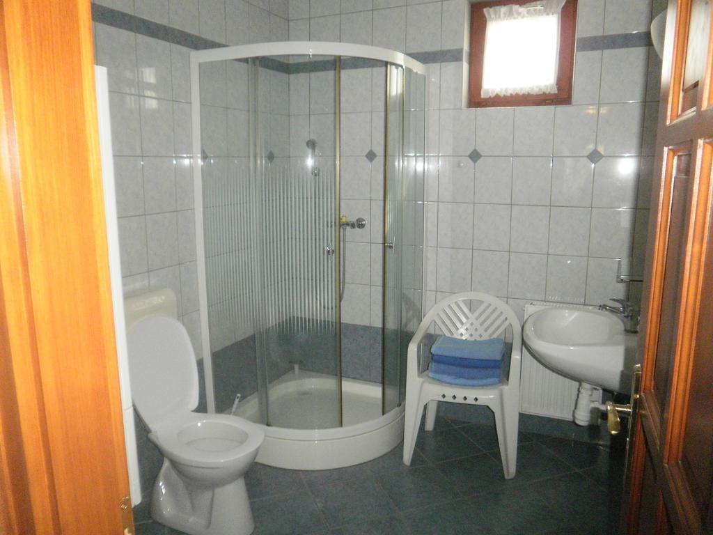 Zalakarosi Egerfa Nyaralohaz Foeldszinti Es Emeleti Apartman Room photo